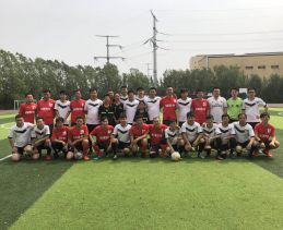 与兄弟单位足球比赛合影